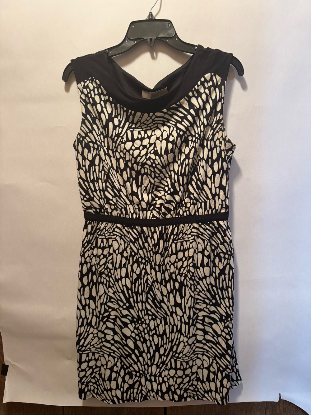 Loft women’s sz medium Sleeveless Black & White Patterned Sheath Dress